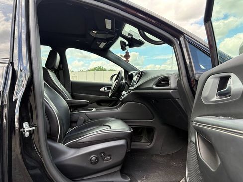 Used 2025 Chrysler Pacifica Limited FWD image 10