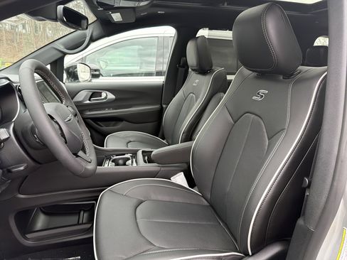 New 2026 Chrysler Pacifica Limited AWD/4WD image 9