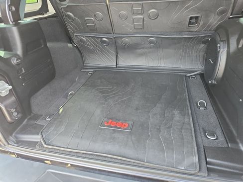 Used 2018 Jeep Wrangler Unlimited Sahara AWD/4WD image 31