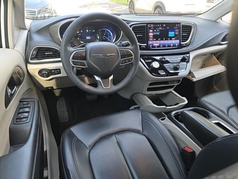 Used 2023 Chrysler Pacifica Touring-L FWD image 5