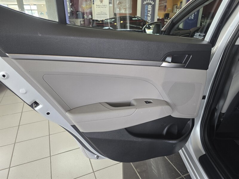 Used 2017 Hyundai Elantra SE FWD image 10