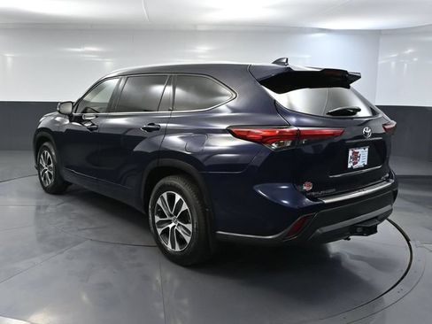 Used 2022 Toyota Highlander XLE AWD/4WD image 8