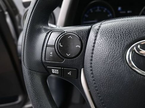 Used 2018 Toyota RAV4 LE FWD image 3