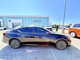 Used 2023 Nissan Altima 2.5 SV image 1