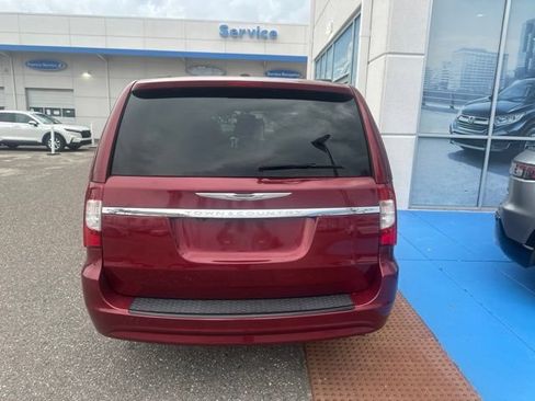 Used 2016 Chrysler Town & Country LX FWD image 16