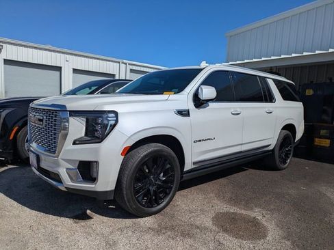 Used 2022 GMC Yukon XL Denali image 1