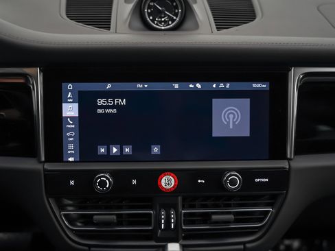 Used 2025 Porsche Macan image 23