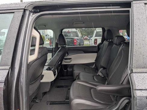 Used 2024 Kia Carnival LX FWD image 15