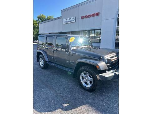 Used 2017 Jeep Wrangler Unlimited Sahara w/ Dual Top Group AWD/4WD image 2