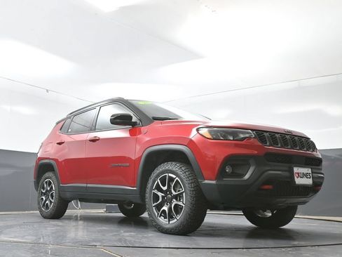 Used 2025 Jeep Compass Trailhawk AWD/4WD image 52
