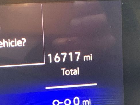 Used 2025 Volkswagen Taos SE image 9