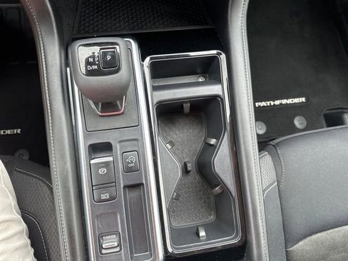 Used 2024 Nissan Pathfinder SV FWD image 14