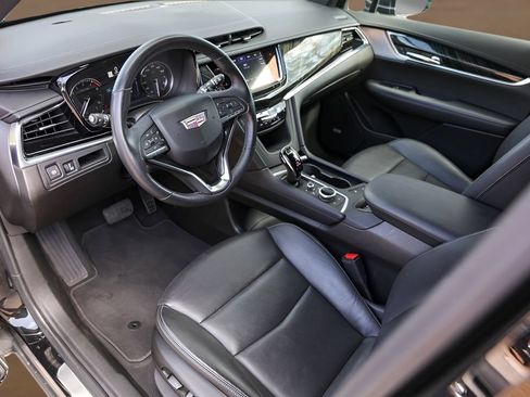 Certified 2025 Cadillac XT6 Premium Luxury FWD image 10