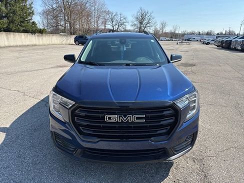 Used 2023 GMC Terrain SLE w/ Driver Convenience Package image 3
