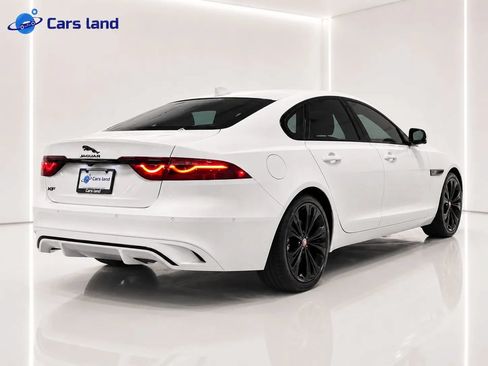 Used 2021 Jaguar XF SE RWD image 2