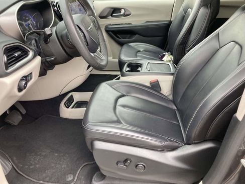 Used 2023 Chrysler Pacifica Touring-L image 22