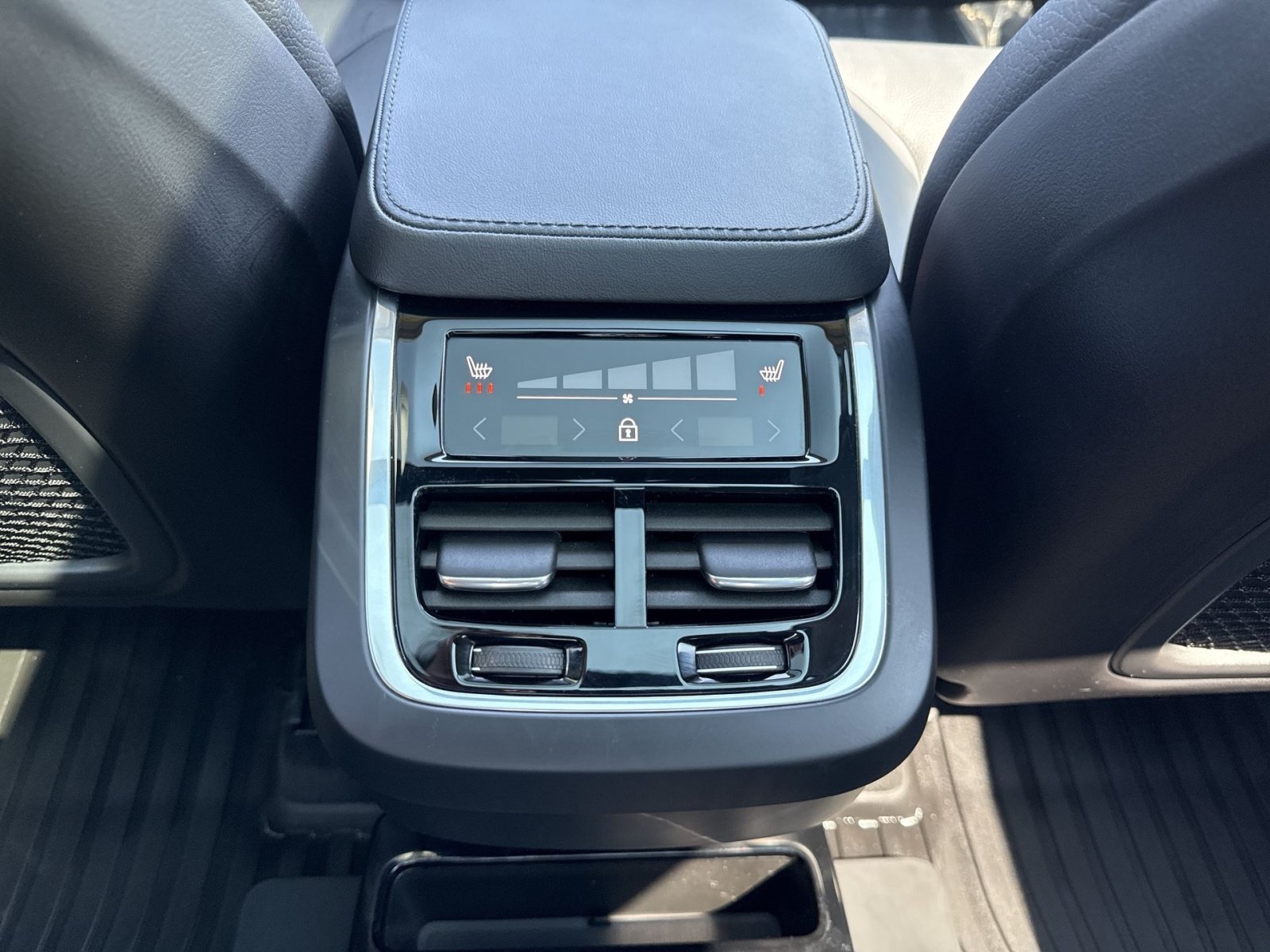 Certified 2024 Volvo XC90 B6 Plus w/ Protection Package Premier AWD/4WD image 23