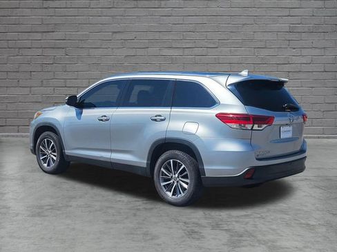 Used 2019 Toyota Highlander XLE FWD image 3