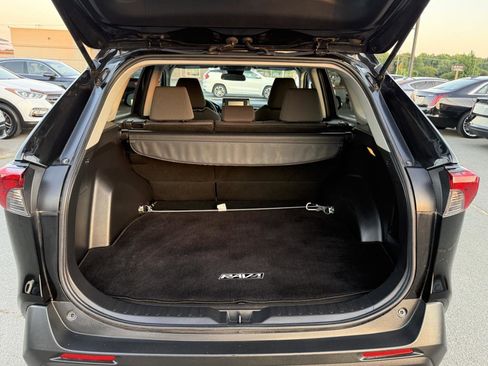 Used 2020 Toyota RAV4 XLE w/ Carpet Mat Package AWD/4WD image 10