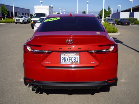 Used 2025 Toyota Camry SE w/ Convenience Package FWD image 9