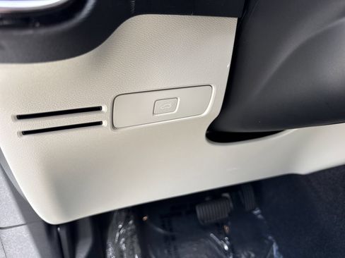 Certified 2024 Volvo XC40 B5 Plus AWD/4WD image 36