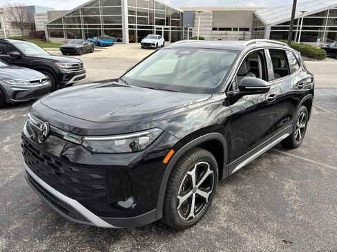 Used 2025 Volkswagen Tiguan SE image 1