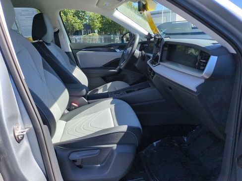 Used 2025 Volkswagen Tiguan SE AWD/4WD image 32