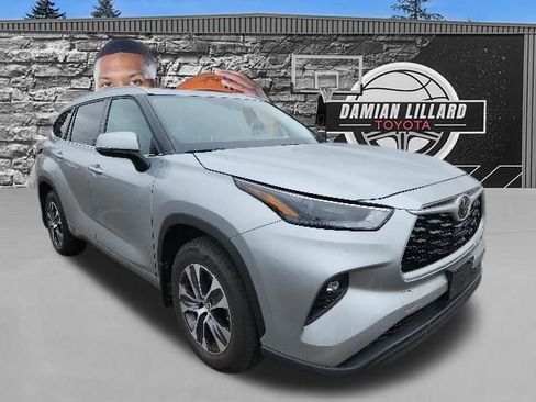 Used 2022 Toyota Highlander XLE AWD/4WD image 1