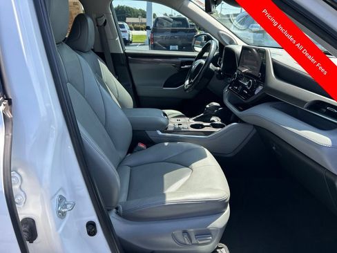 Used 2023 Toyota Highlander Limited FWD image 25