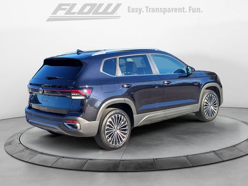 Certified 2025 Volkswagen Taos SE image 8