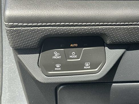Used 2024 Volkswagen Atlas Cross Sport SE FWD image 17