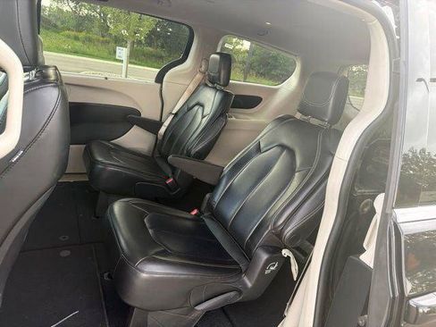 Certified 2023 Chrysler Pacifica Touring-L FWD image 9