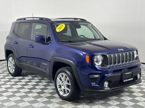 Used 2019 Jeep Renegade Latitude w/ Cold Weather Group image 3