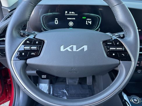 Used 2023 Kia Niro EX image 23