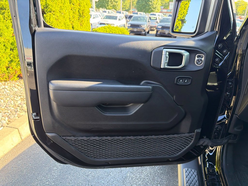 Used 2025 Jeep Gladiator Mojave w/ Convenience Group AWD/4WD image 16