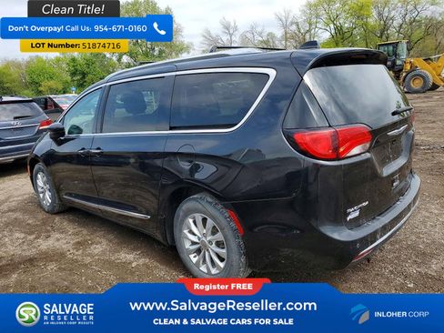 Used 2018 Chrysler Pacifica Touring-L FWD image 3