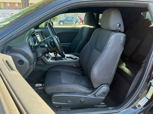 Used 2016 Dodge Challenger SXT image 10