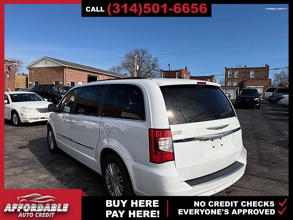 Used 2015 Chrysler Town & Country Touring-L FWD image 4