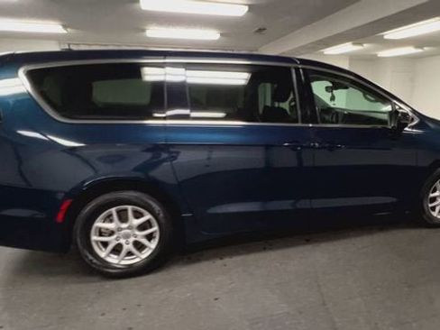 Used 2023 Chrysler Pacifica Touring-L FWD image 9