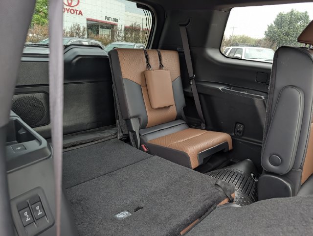 Used 2025 Lexus GX 550 w/ Accessory Package (2T) AWD/4WD image 34