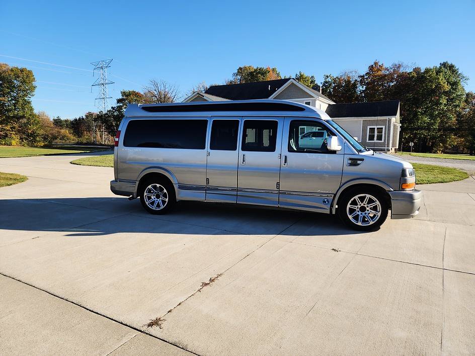 Used 2017 GMC Savana 2500 Extended RWD image 3