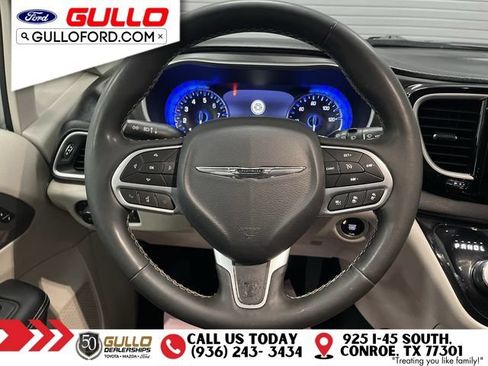 Used 2023 Chrysler Pacifica Touring-L FWD image 13