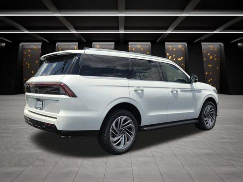 New 2026 Lincoln Navigator Premiere AWD/4WD image 2