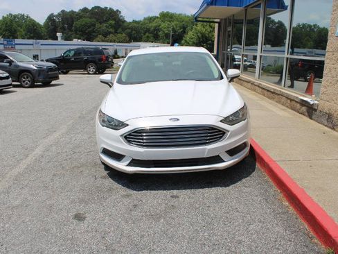 Used 2017 Ford Fusion SE FWD image 2