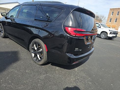 Used 2025 Chrysler Pacifica Limited image 5