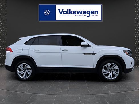 Certified 2022 Volkswagen Atlas Cross Sport SE AWD/4WD image 10