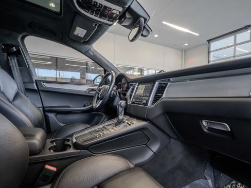 Used 2018 Porsche Macan Turbo w/ Premium Package Plus image 17