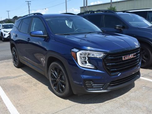 Used 2022 GMC Terrain SLE w/ Elevation Edition FWD image 3