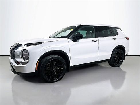 Used 2023 Mitsubishi Outlander SE image 3