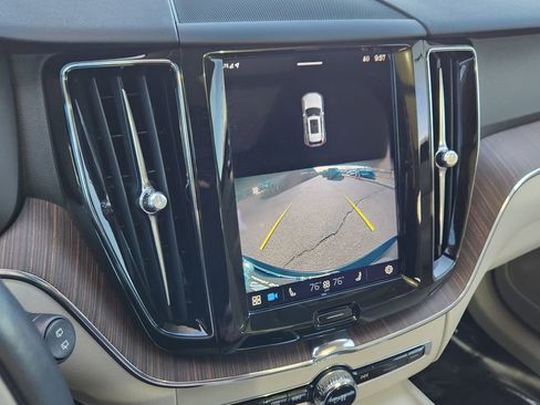 Used 2022 Volvo XC60 B5 Momentum image 8